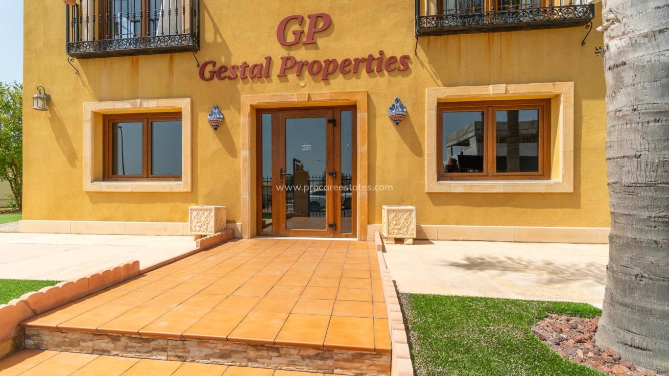 Alquiler a largo plazo - Propiedad comercial - Orihuela Costa - Villamartin