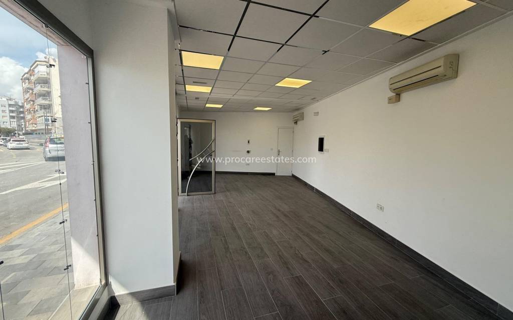 Alquiler a largo plazo - Propiedad comercial - Torrevieja - Paseo maritimo