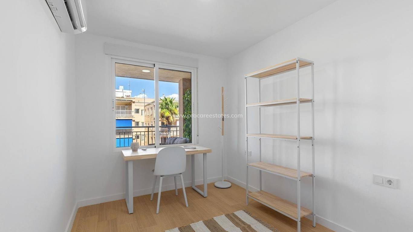 Resale - Apartment - Torrevieja - Acequion