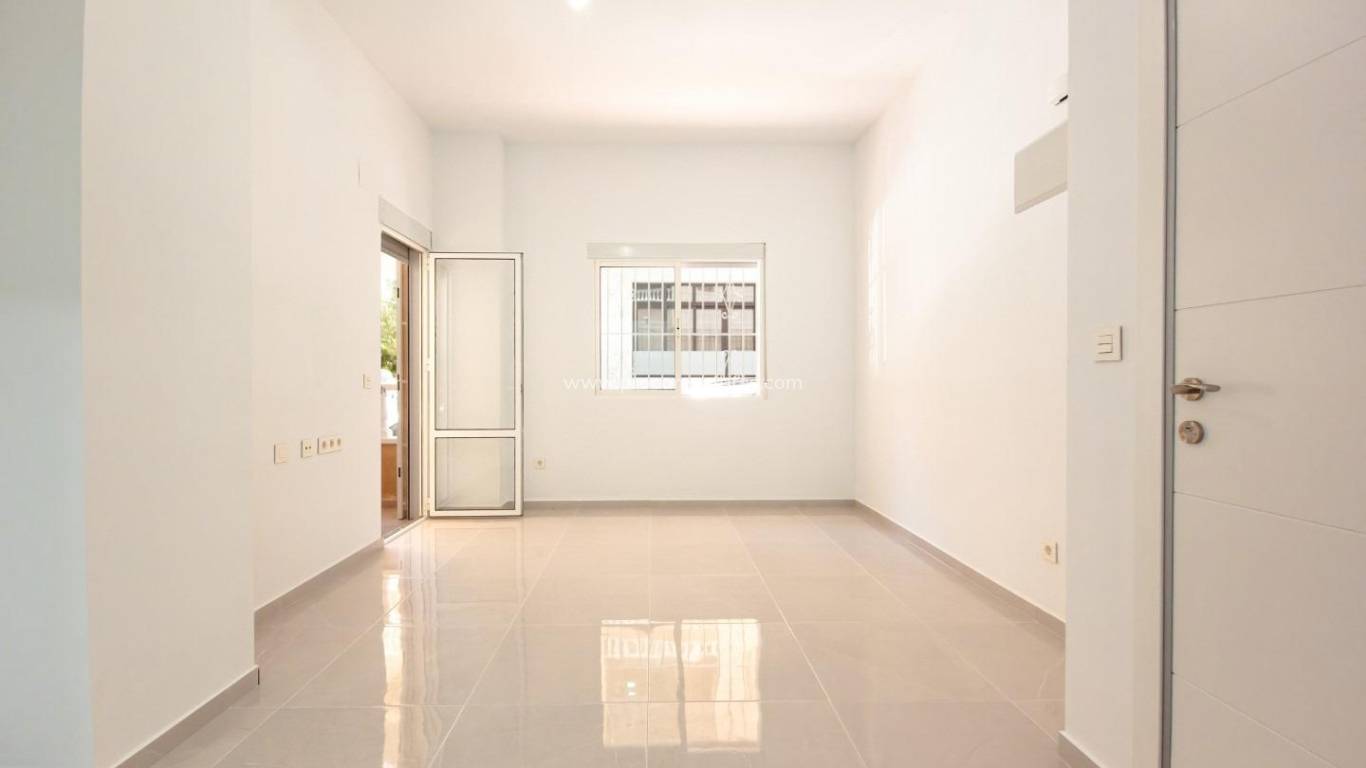 Resale - Apartment - Torrevieja - Acequion