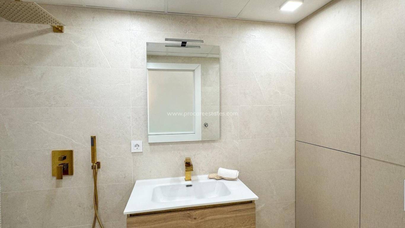 Resale - Apartment - Torrevieja - Acequion