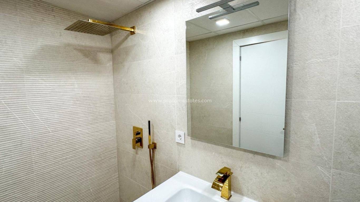 Resale - Apartment - Torrevieja - Acequion