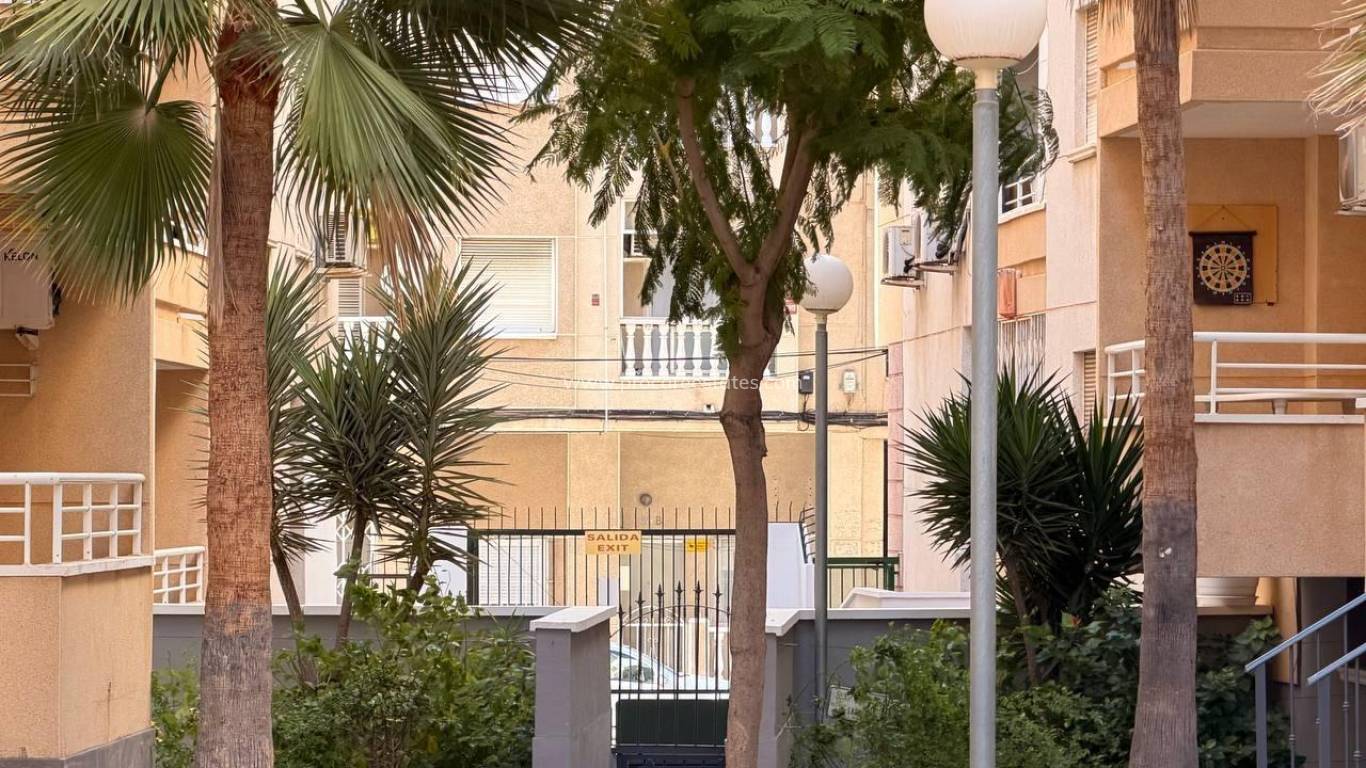 Resale - Apartment - Torrevieja - Acequion