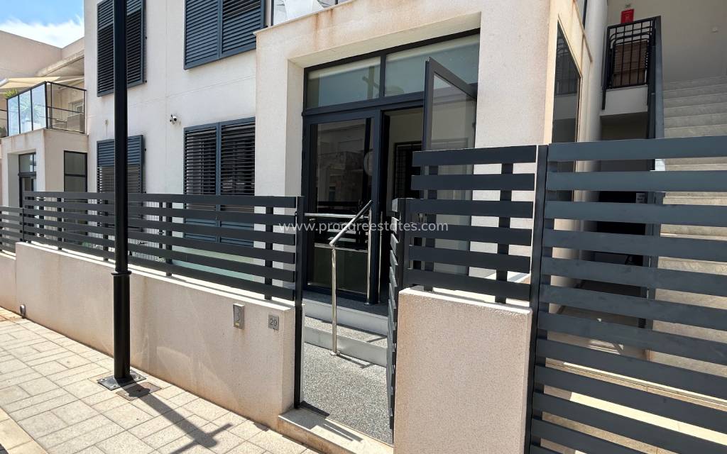 Resale - Apartment - Torrevieja - Aguas Nuevas