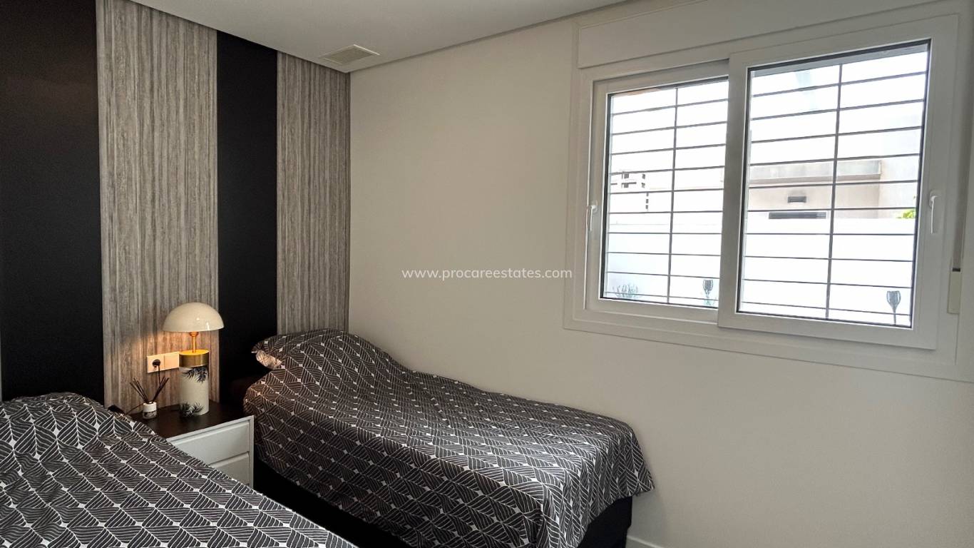 Resale - Apartment - Torrevieja - Aguas Nuevas