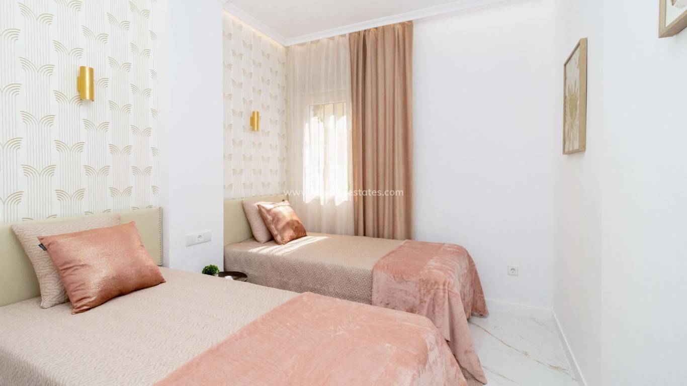 Resale - Apartment - Torrevieja - Aguas Nuevas