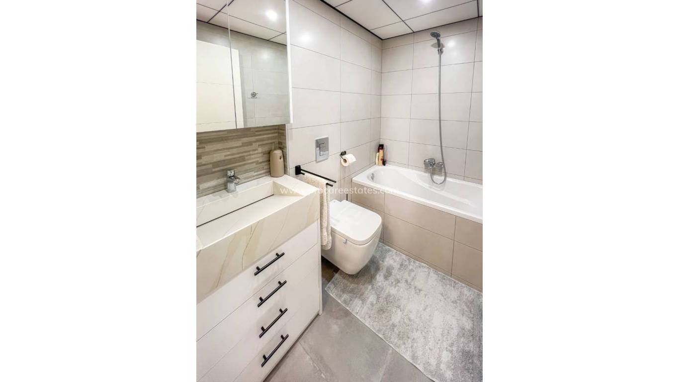 Resale - Apartment - Torrevieja - Aguas Nuevas