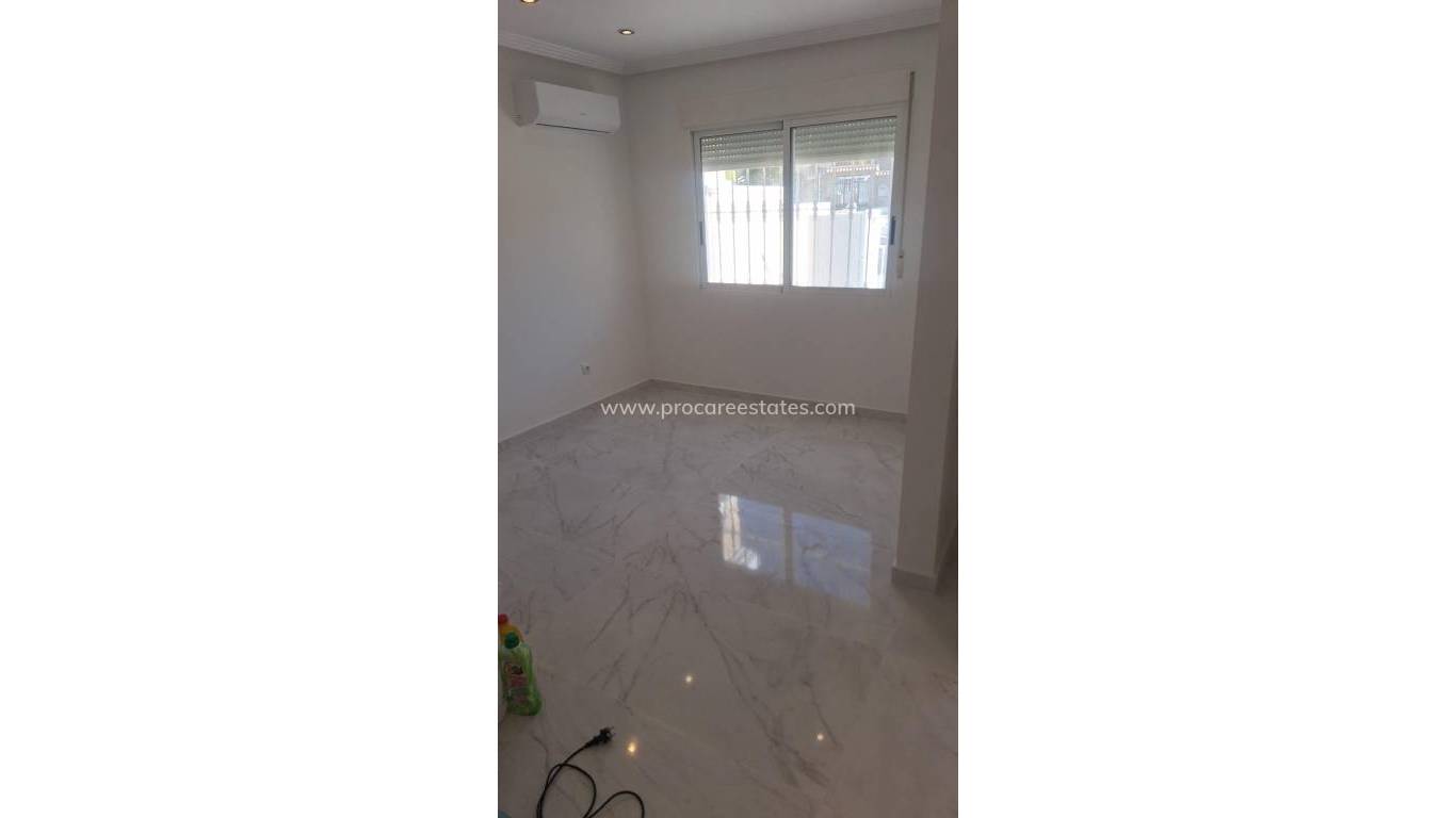 Resale - Apartment - Torrevieja - Aguas Nuevas