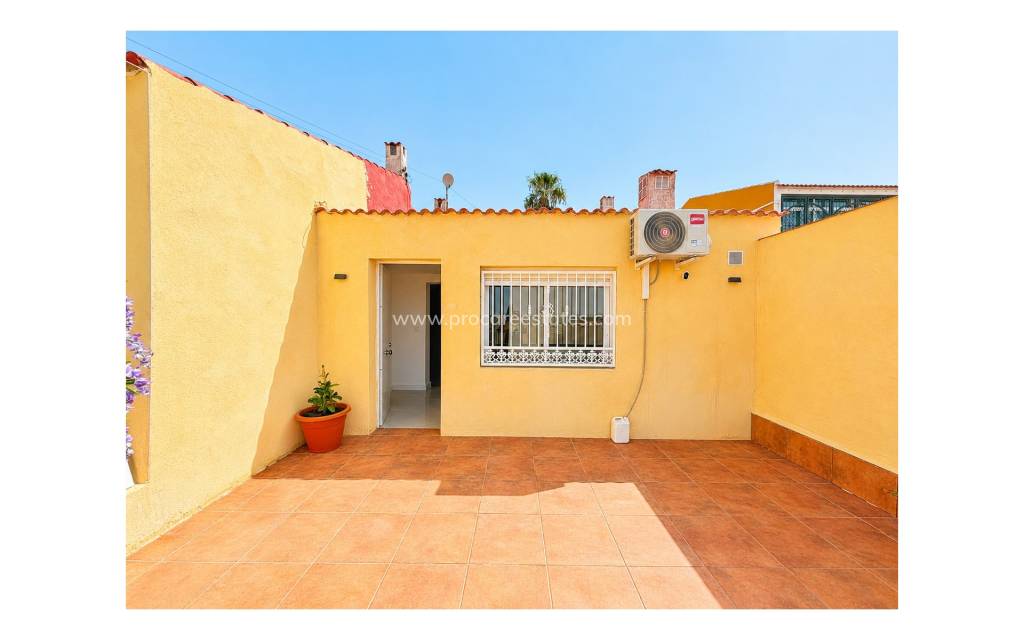Resale - Apartment - Torrevieja - La Siesta - El Salado - Torreta