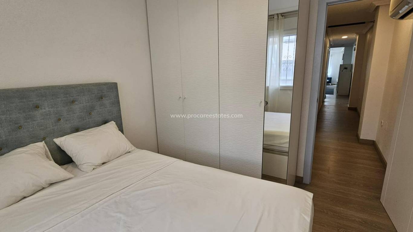 Resale - Apartment - Torrevieja - Paseo maritimo