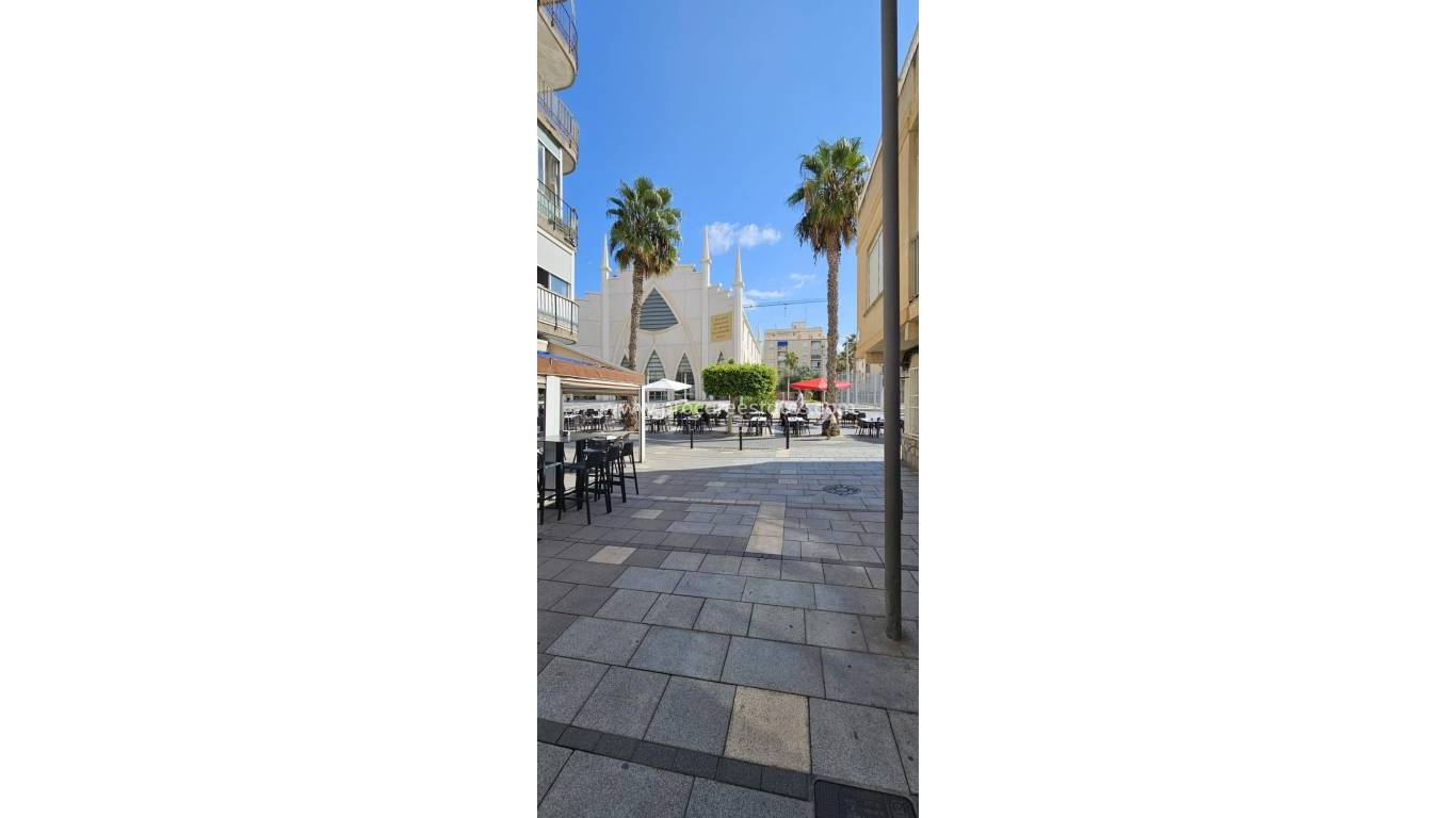 Resale - Apartment - Torrevieja - Paseo maritimo