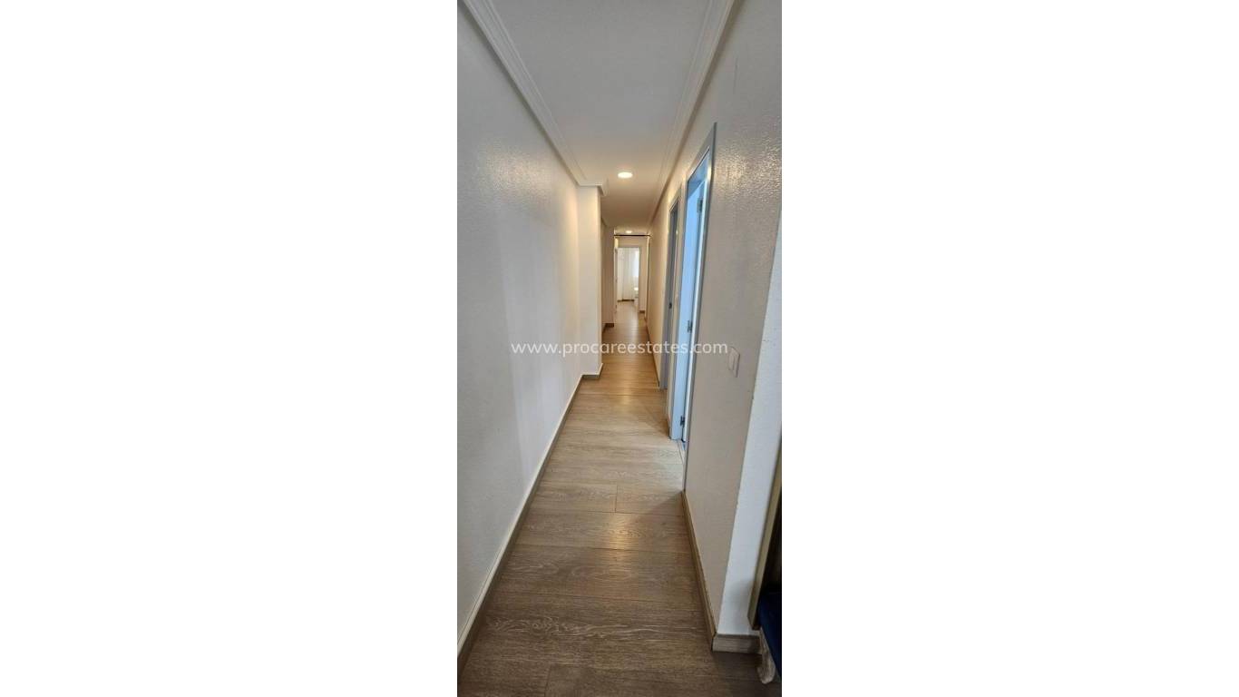 Resale - Apartment - Torrevieja - Paseo maritimo