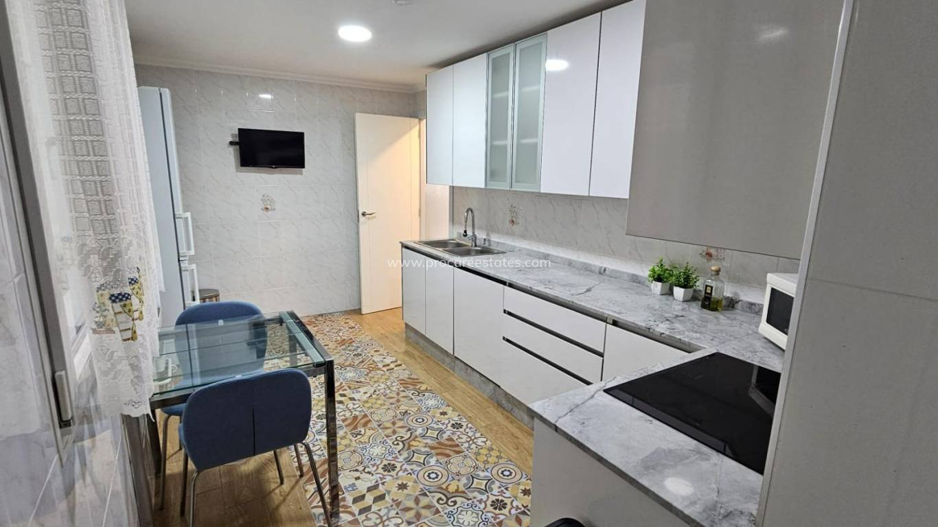 Resale - Apartment - Torrevieja - Paseo maritimo