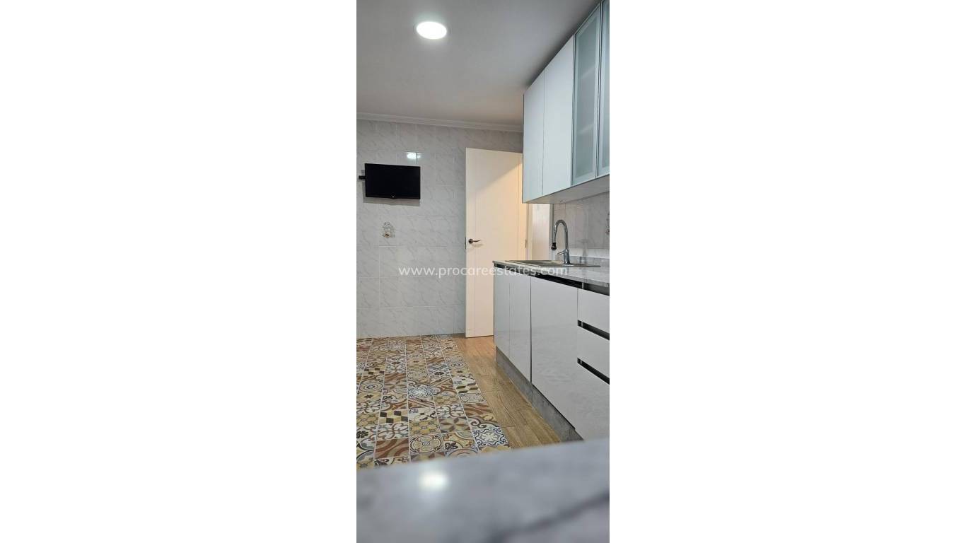 Resale - Apartment - Torrevieja - Paseo maritimo