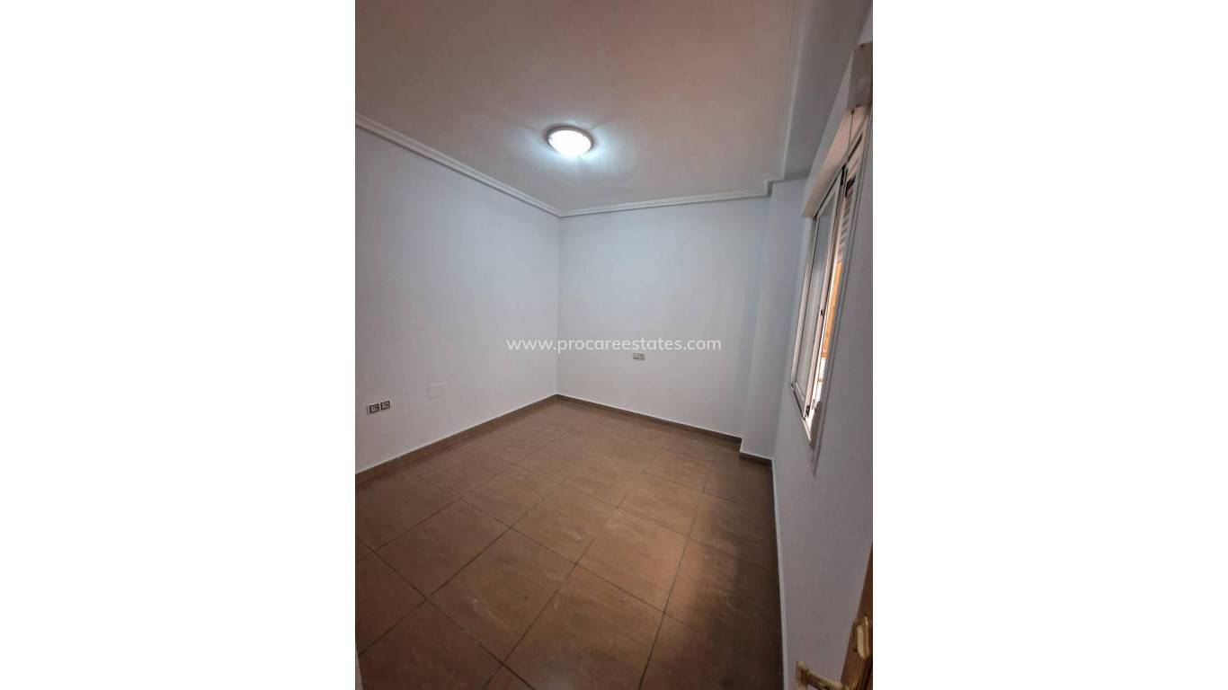 Resale - Apartment - Torrevieja - Paseo maritimo