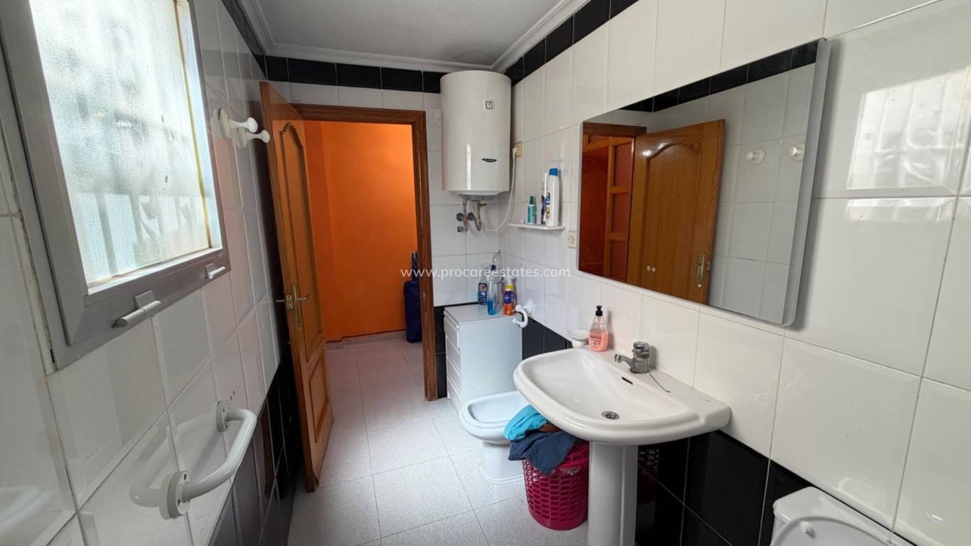 Resale - Apartment - Torrevieja - Paseo maritimo