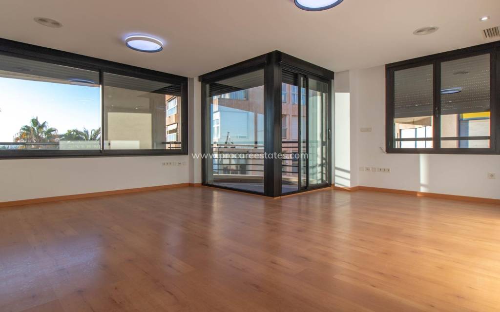 Resale - Apartment - Torrevieja - Puerto Deportivo