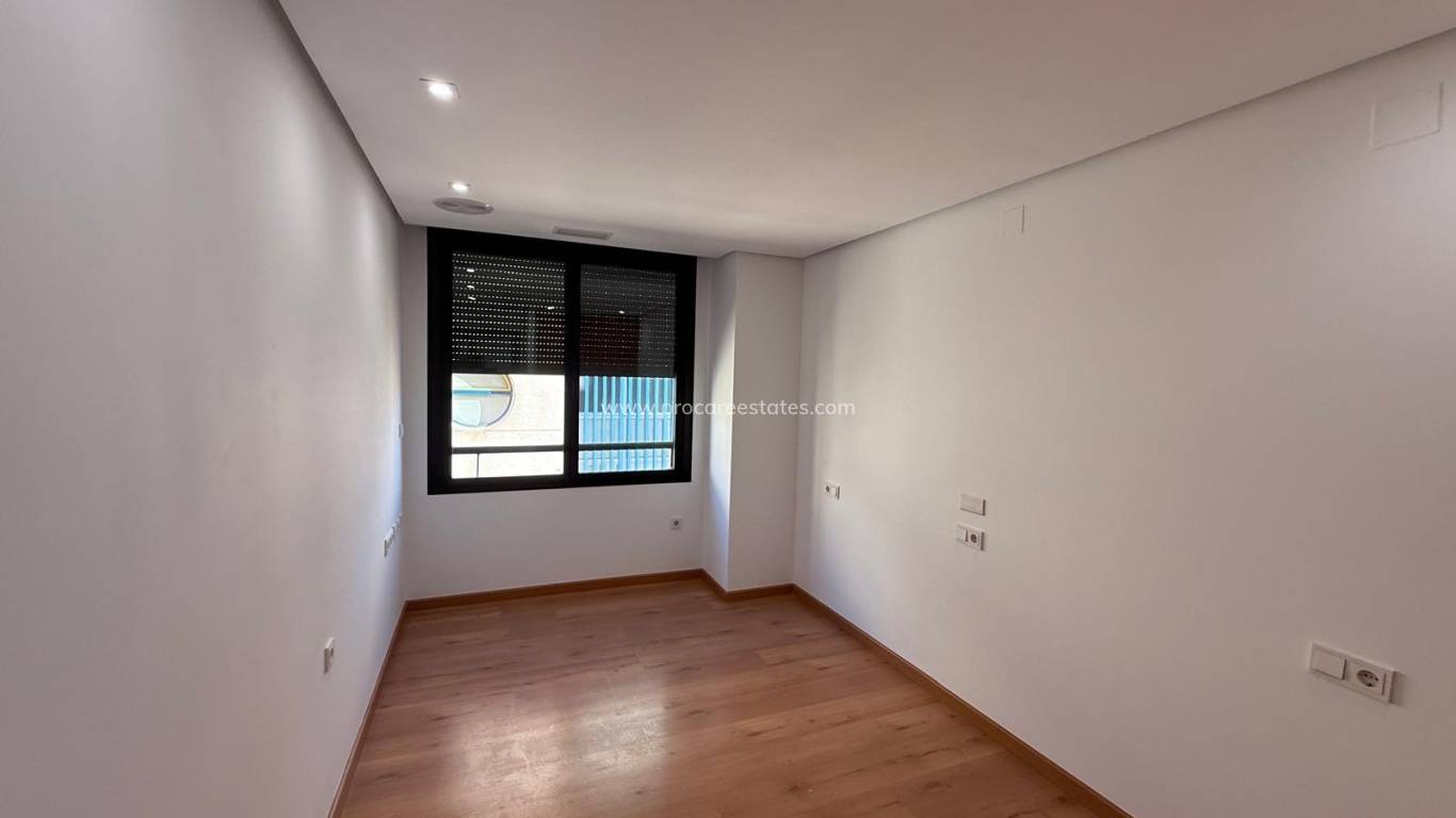 Resale - Apartment - Torrevieja - Puerto Deportivo