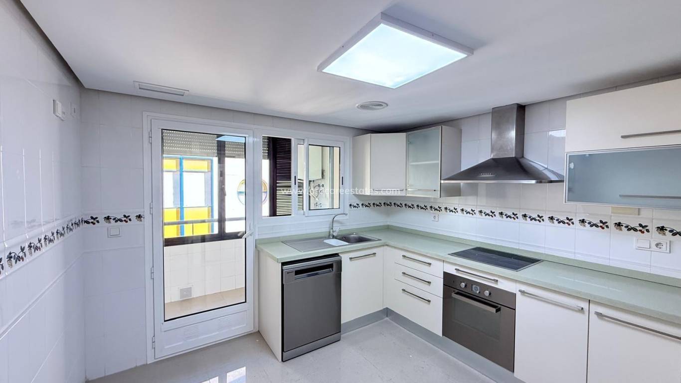 Resale - Apartment - Torrevieja - Puerto Deportivo