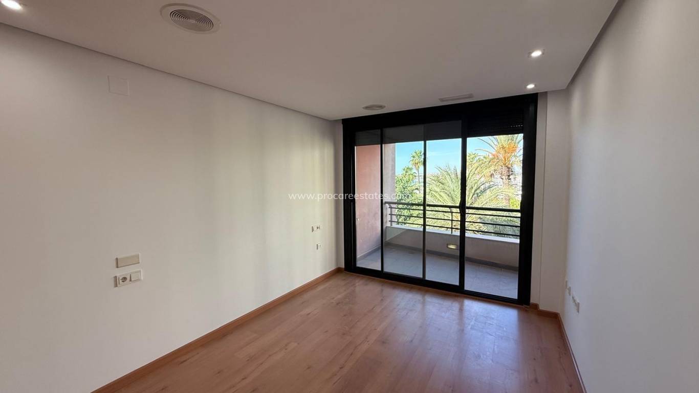 Resale - Apartment - Torrevieja - Puerto Deportivo