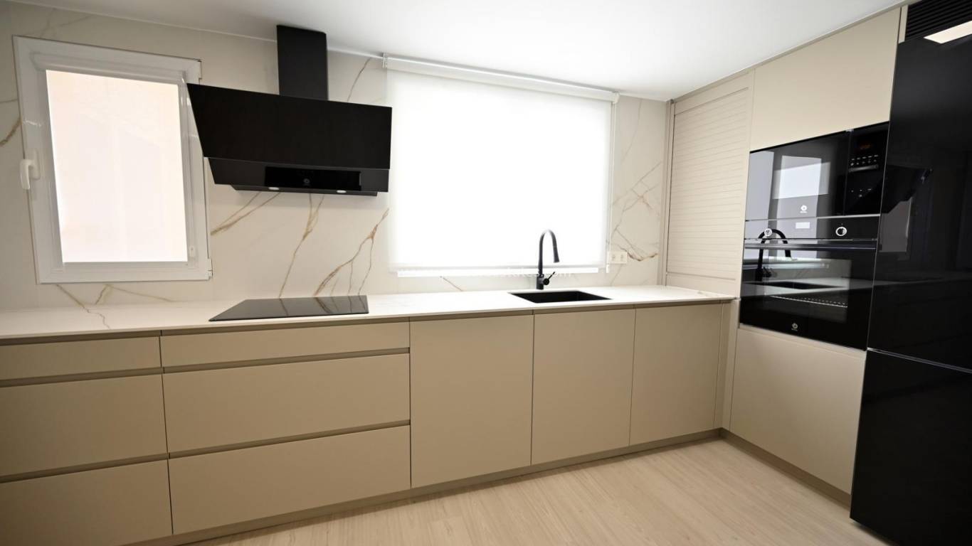 Resale - Apartment - Torrevieja - Torrevieja Center