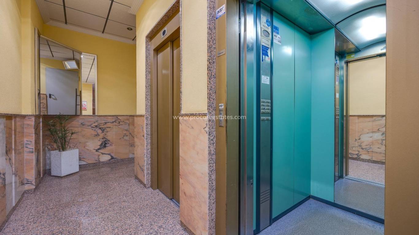 Resale - Apartment - Torrevieja - Torrevieja Center