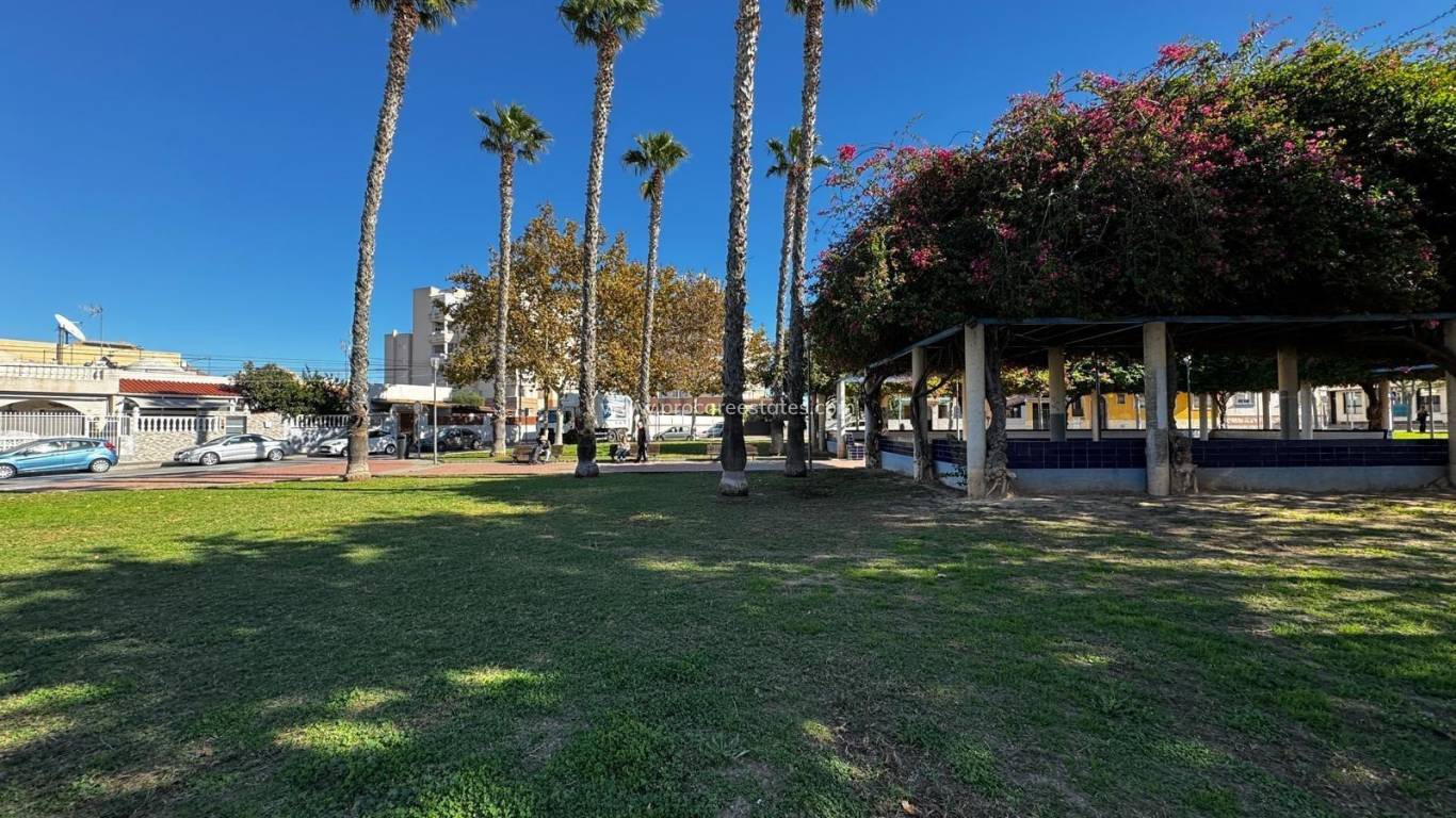 Resale - Commercial property - Torrevieja - Playa Del Cura