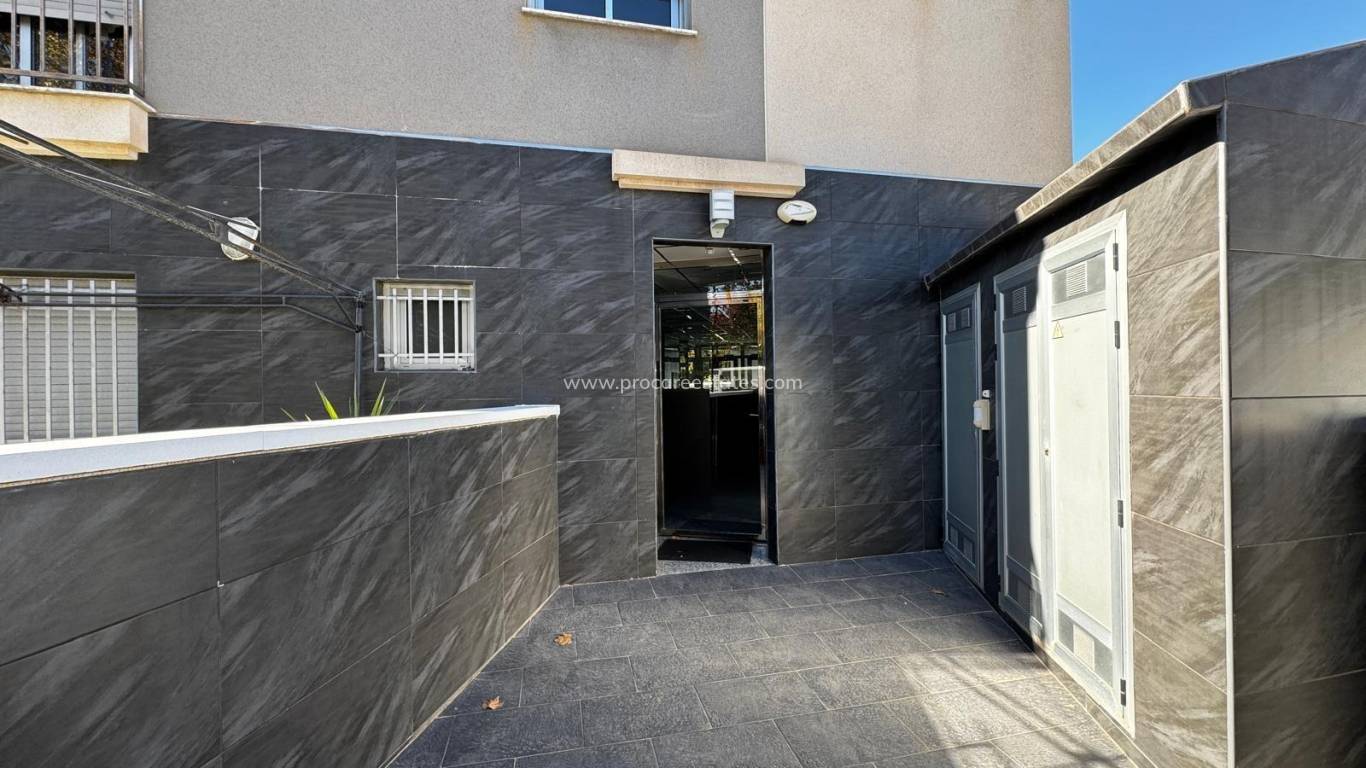 Resale - Commercial property - Torrevieja - Playa Del Cura