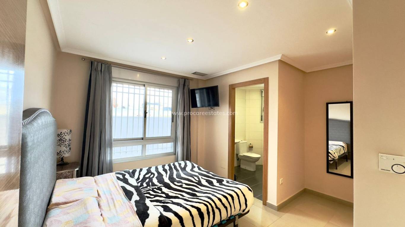 Resale - Commercial property - Torrevieja - Playa Del Cura