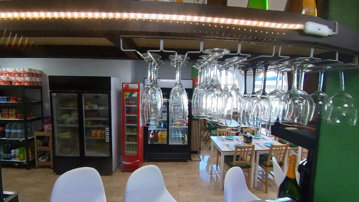 Resale - Commercial property - Torrevieja - Puerto