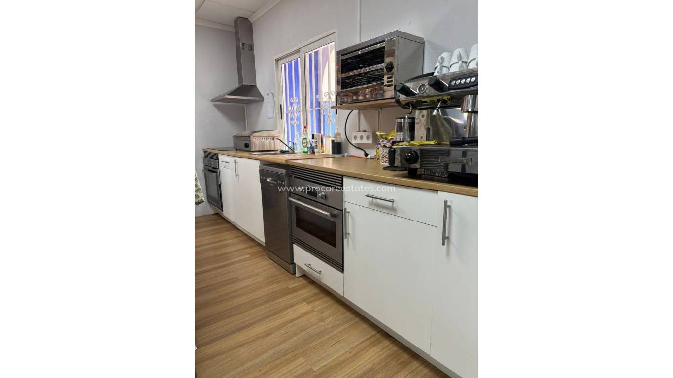 Resale - Commercial property - Torrevieja - Puerto