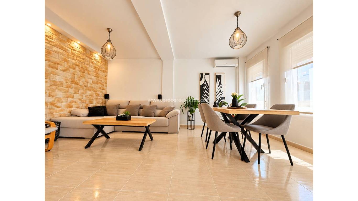 Resale - Town house - Daya Nueva