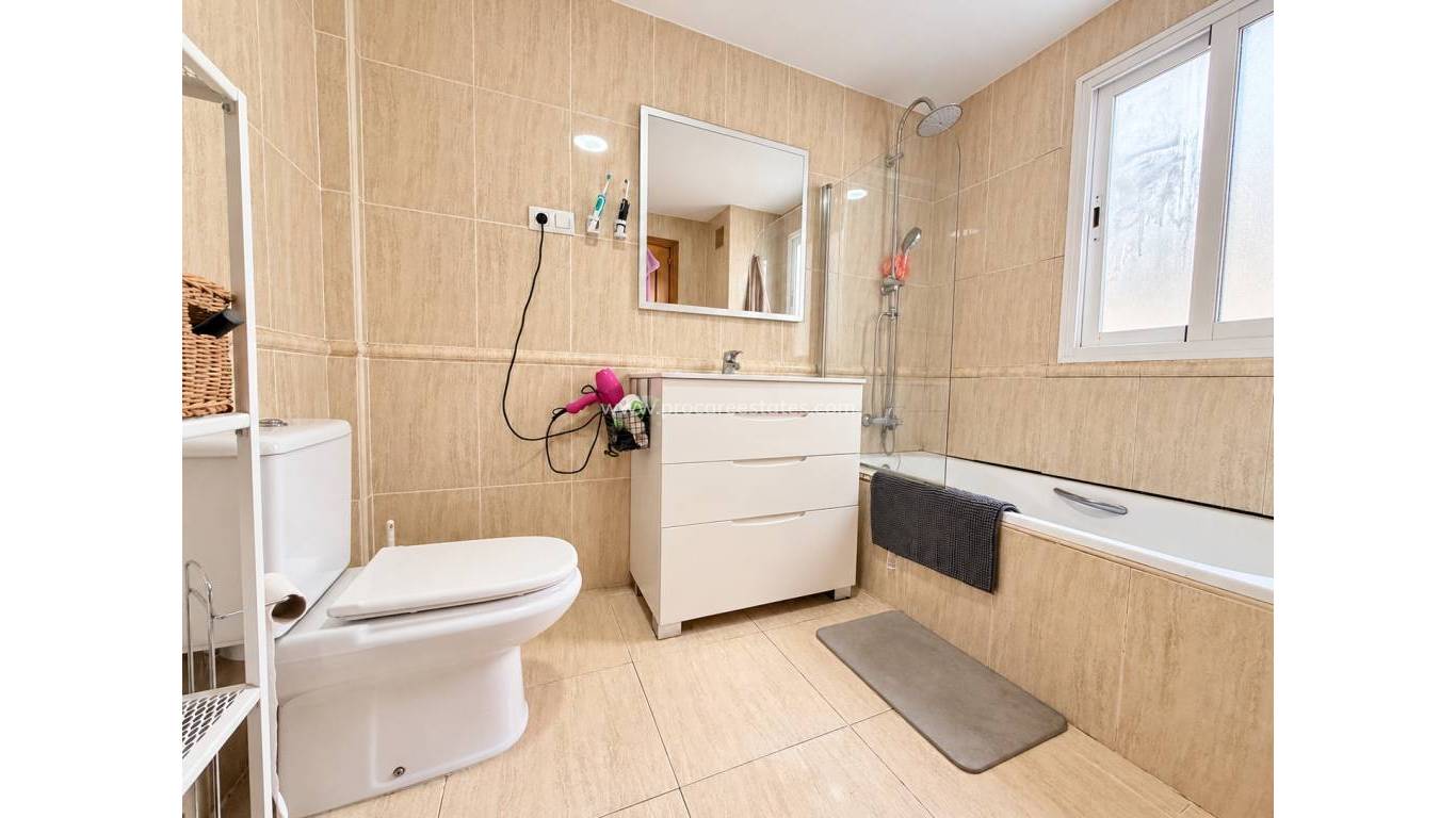 Resale - Town house - Daya Nueva