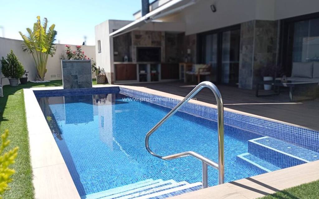 Resale - Villa - Daya Nueva