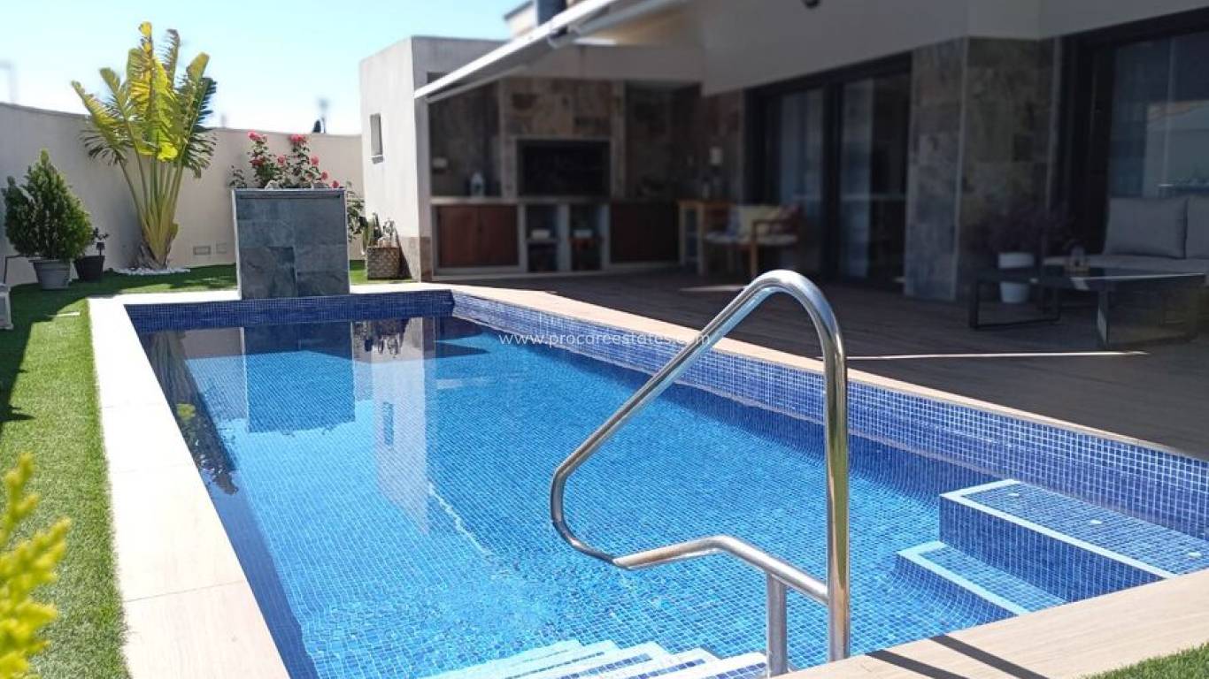 Resale - Villa - Daya Nueva