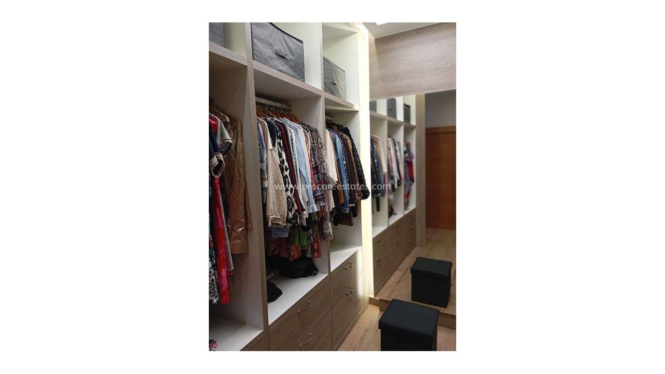 Resale - Villa - Daya Nueva