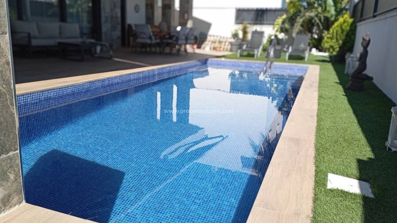 Resale - Villa - Daya Nueva