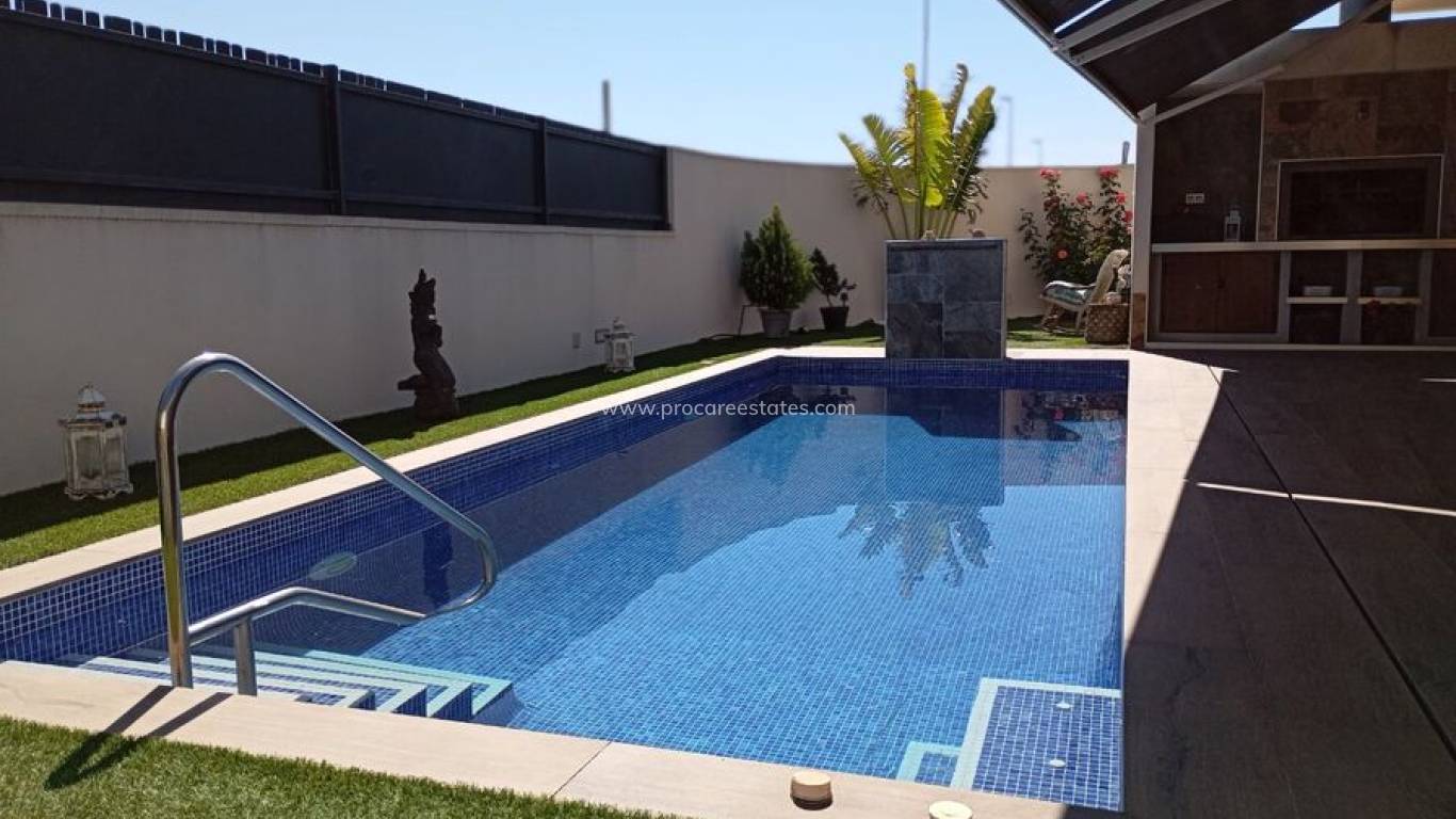 Resale - Villa - Daya Nueva