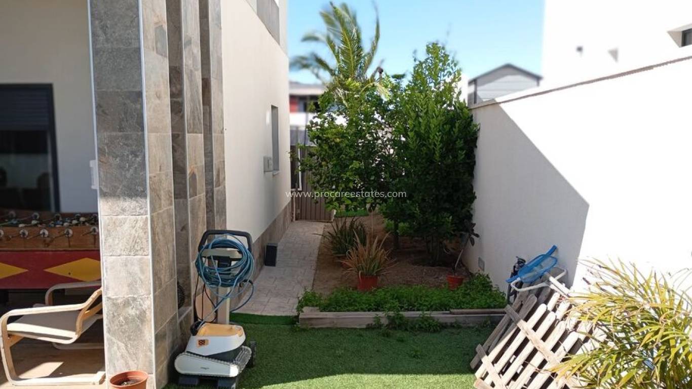 Resale - Villa - Daya Nueva