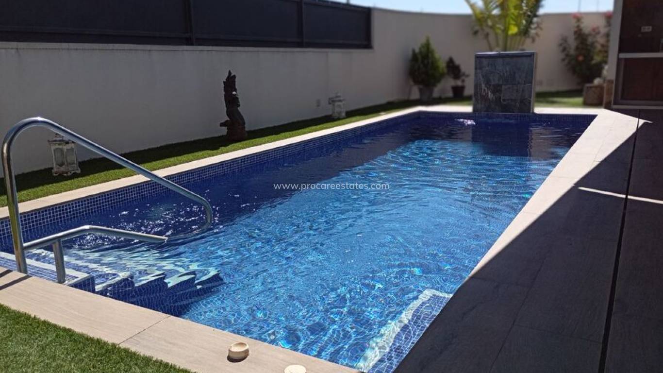 Resale - Villa - Daya Nueva