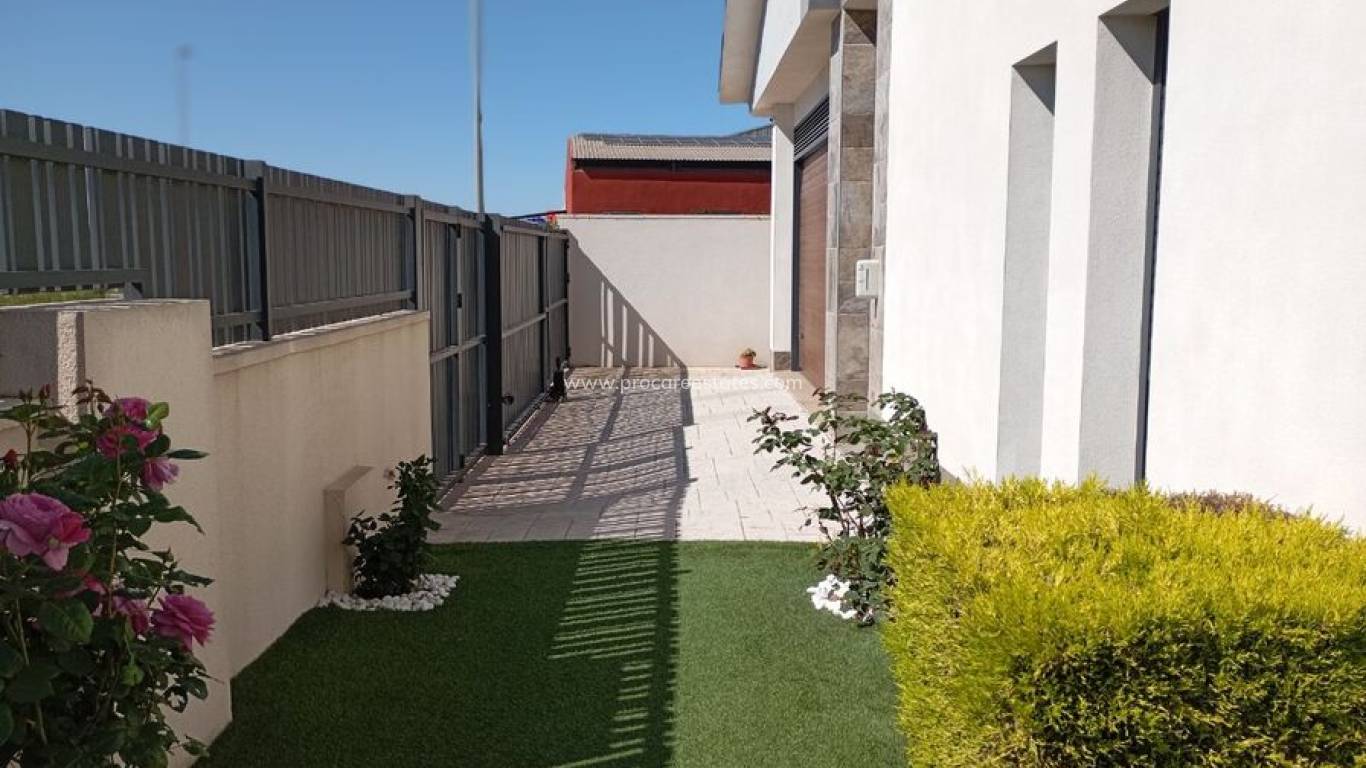 Resale - Villa - Daya Nueva