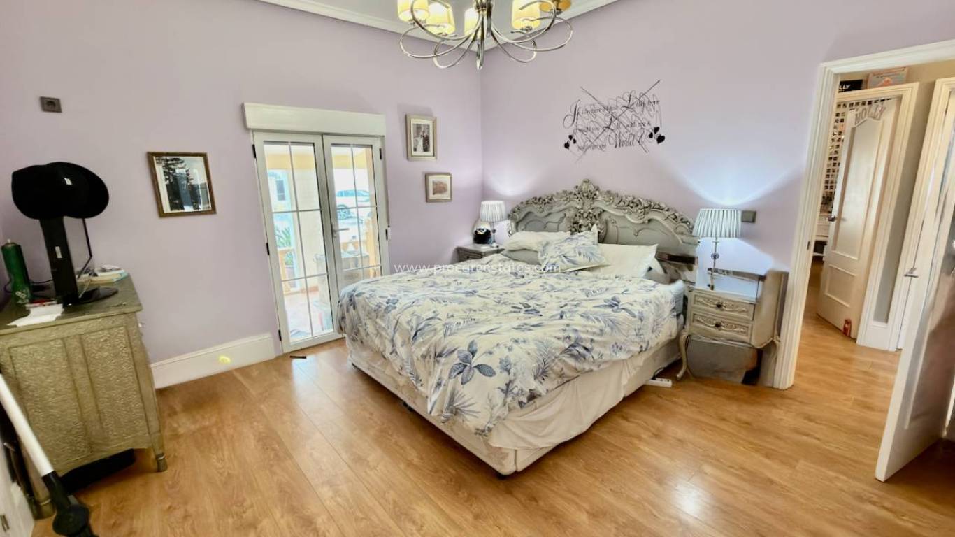 Resale - Villa - Las Heredades - Heredades