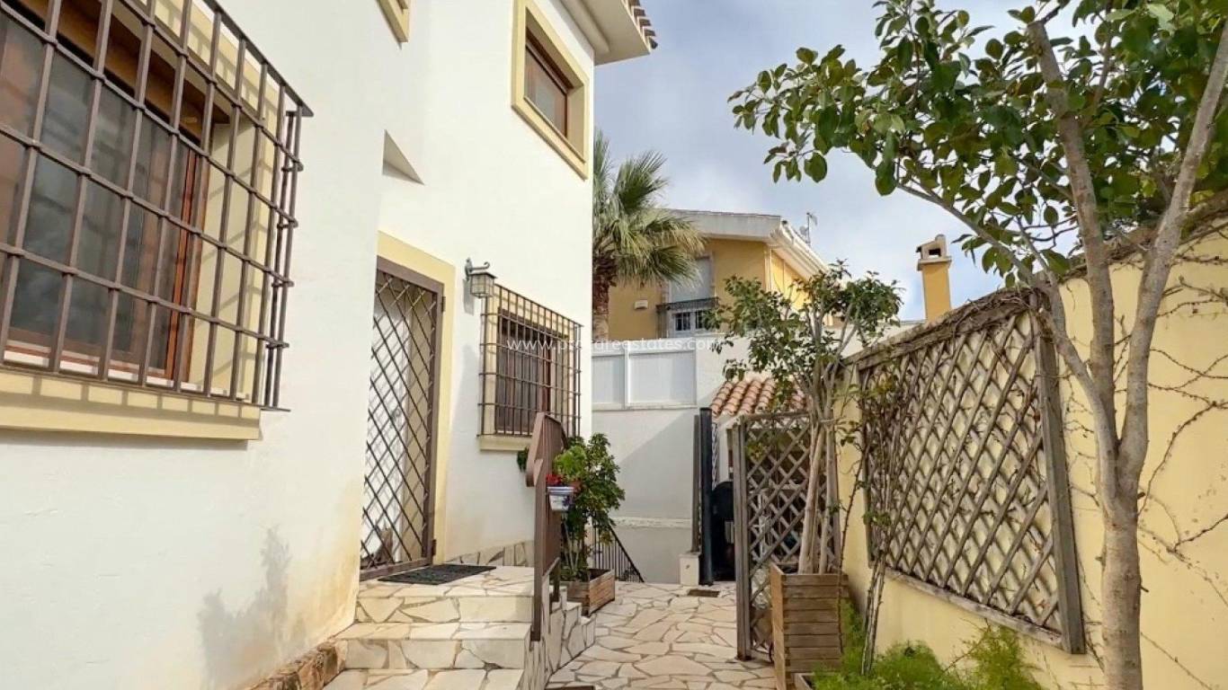Resale - Villa - Orihuela Costa - Campoamor