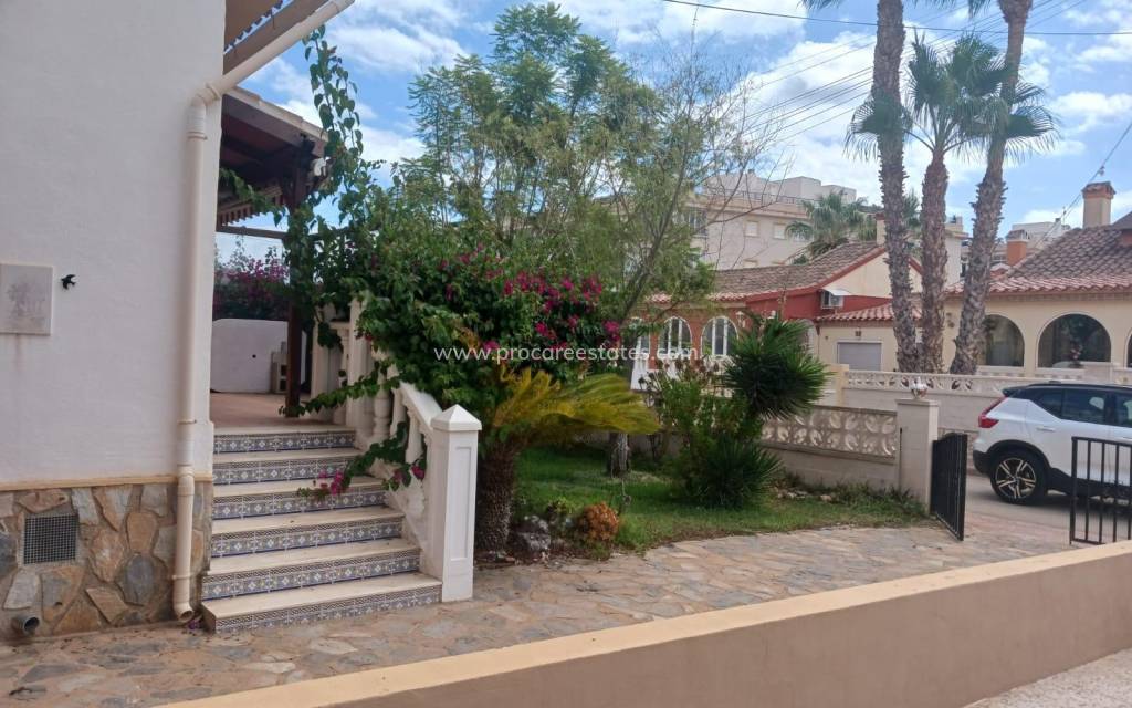 Resale - Villa - Orihuela Costa - Punta Prima