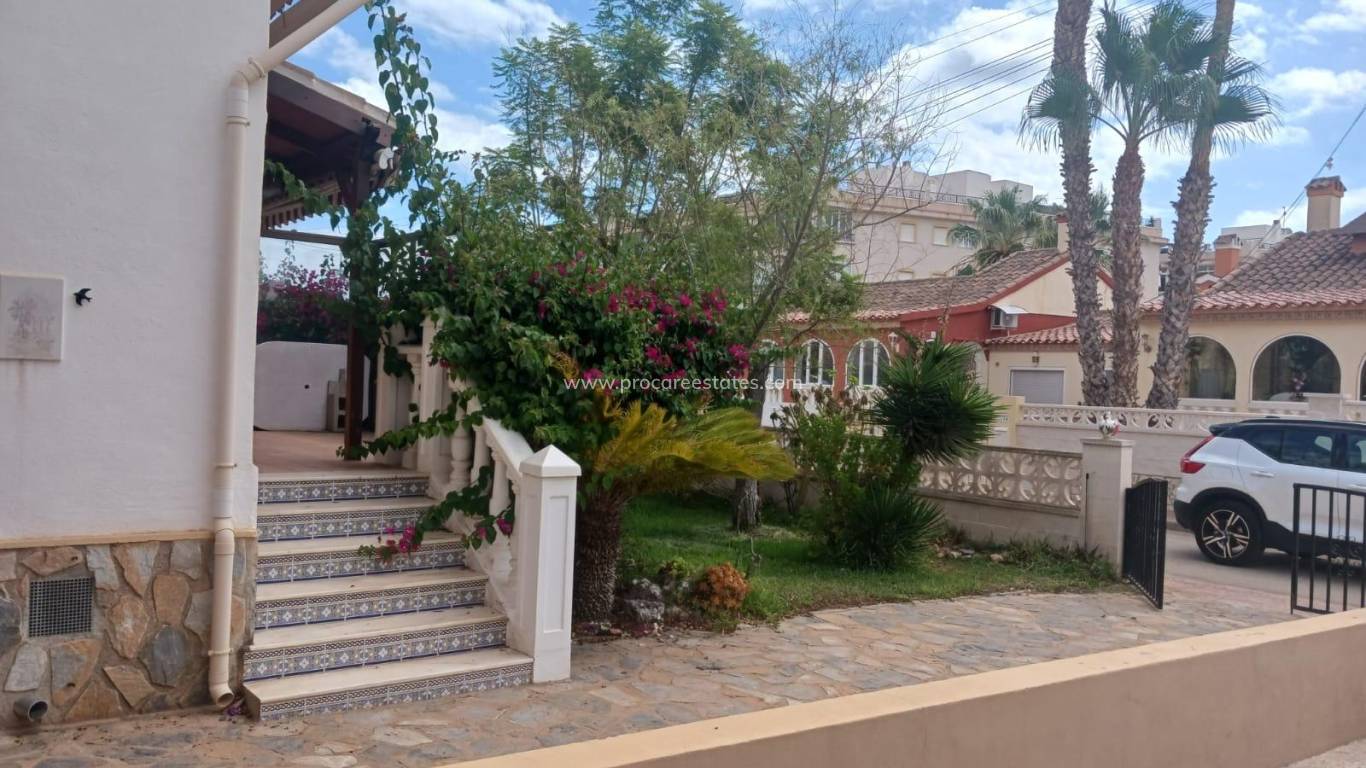 Resale - Villa - Orihuela Costa - Punta Prima