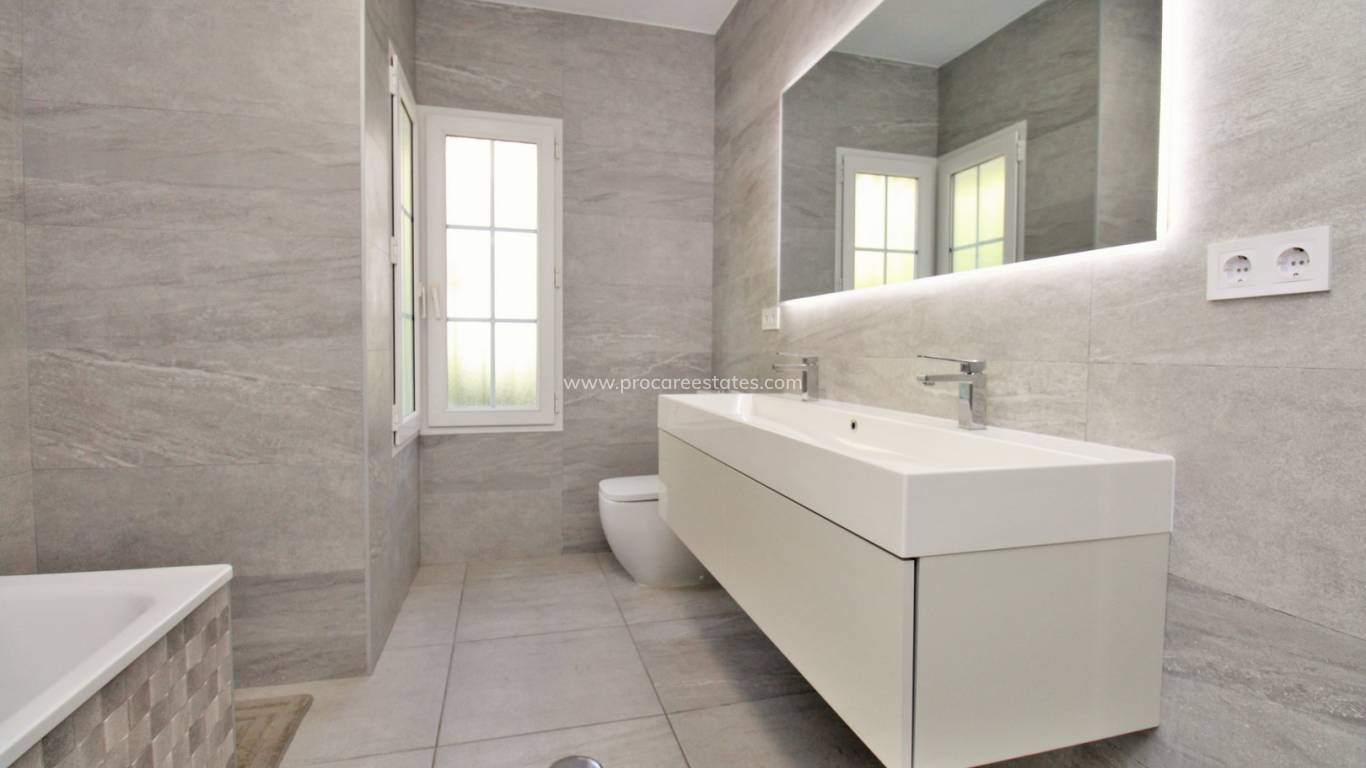 Resale - Villa - Orihuela Costa - Vistabella Golf