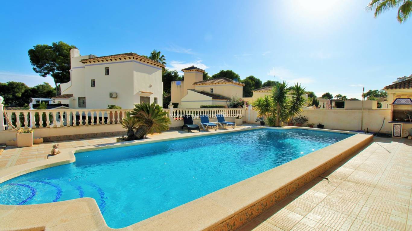 Resale - Villa - Orihuela Costa - Vistabella Golf