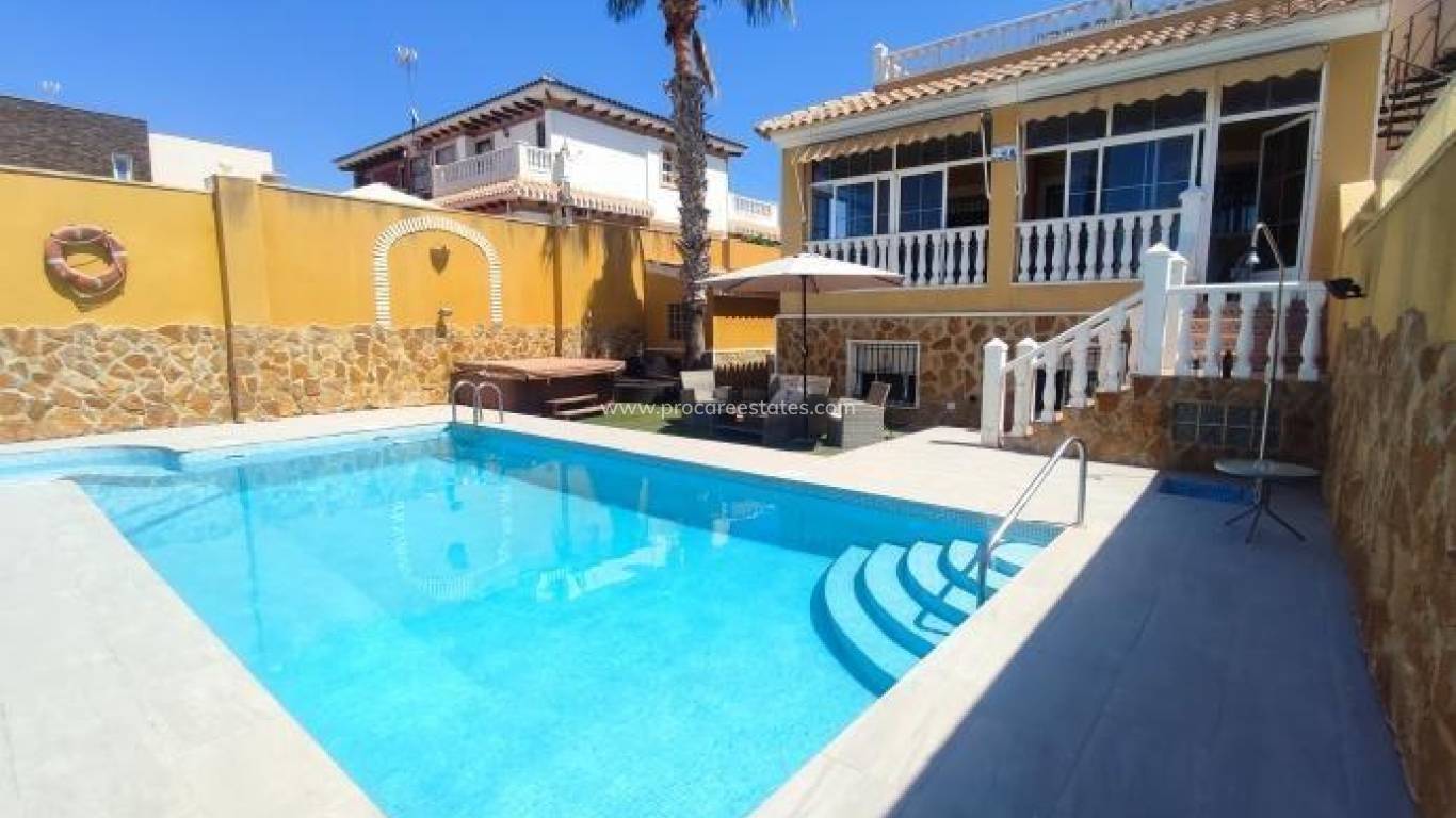 Resale - Villa - Torrevieja - Aguas Nuevas