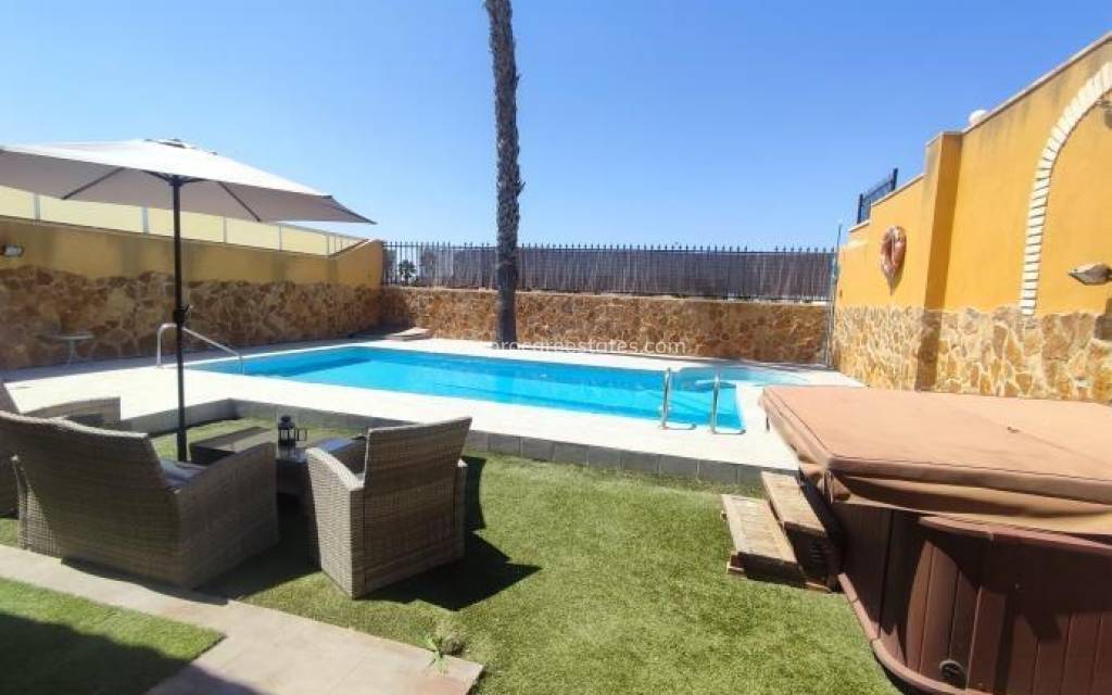 Resale - Villa - Torrevieja - Aguas Nuevas