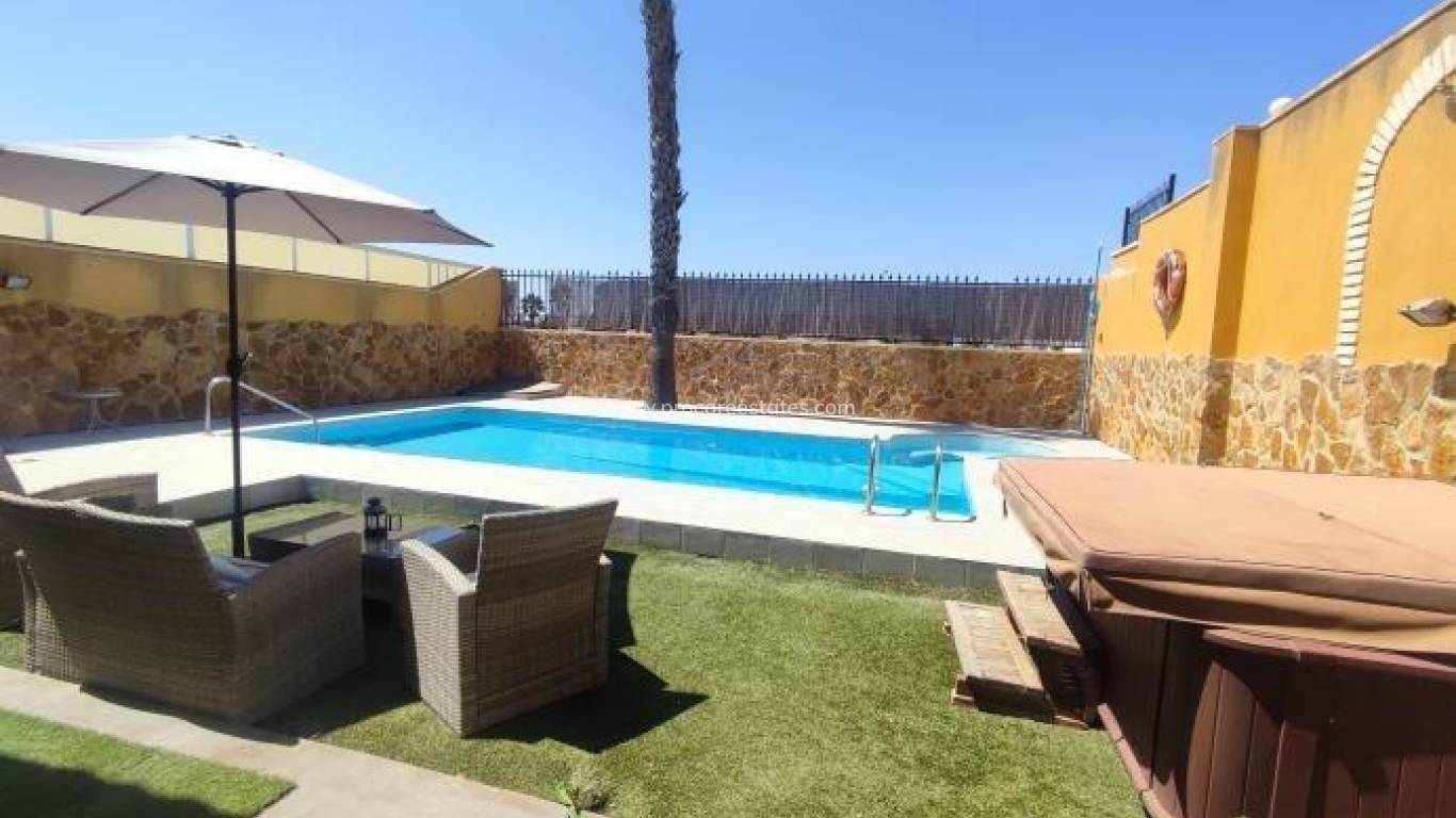 Resale - Villa - Torrevieja - Aguas Nuevas